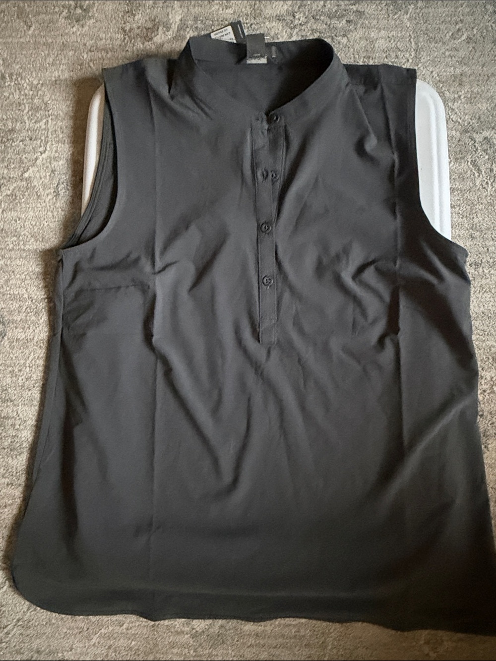 Eddie Bauer women’s sleeveless blouse
Size S
Color gray
NWT